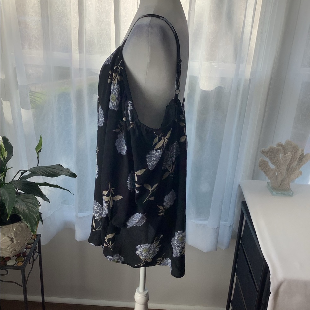 Torrid cold shoulder top - Picture 4 of 8
